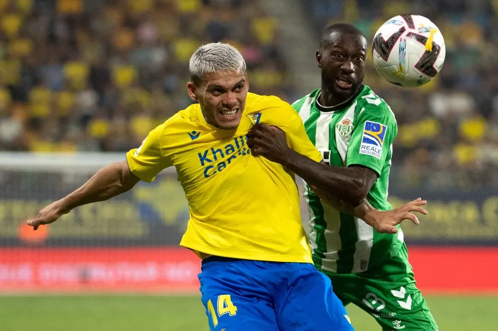 Ocampo marcado por Youssouf Sabaly