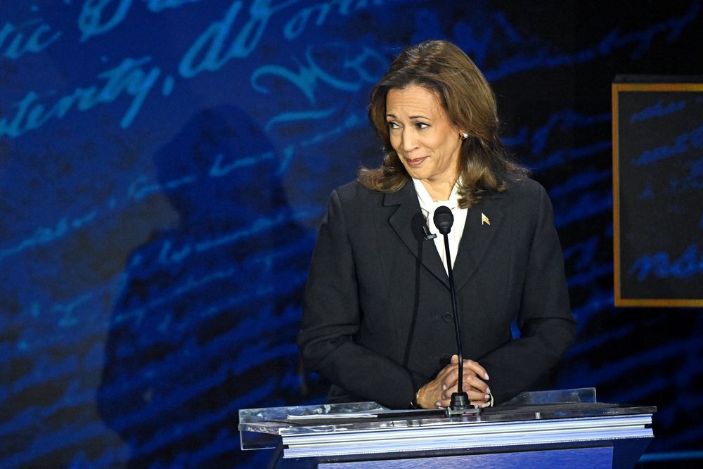 Harris cuestiona con la mirada a Trump en el debate presidencial.