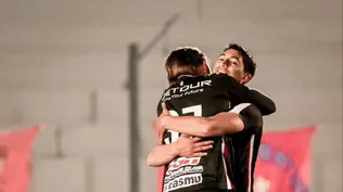 Walter Clar y Agustín Chopitea en el partido en Colonia; este último, terminó como arquero por la expulsión de Fabrizio Correa