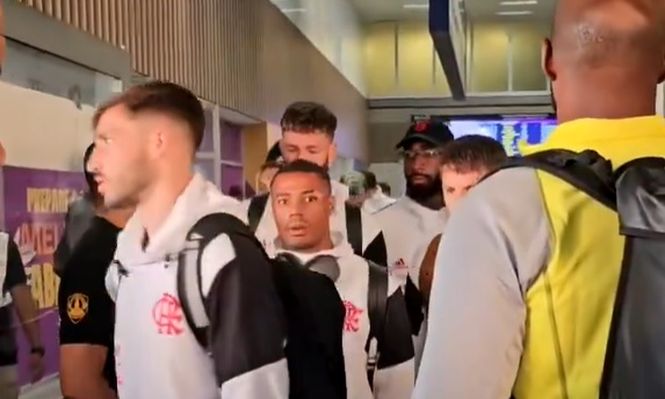 Nicolás De la Cruz en la llegada de Flamengo a Río tras perder con Palestino