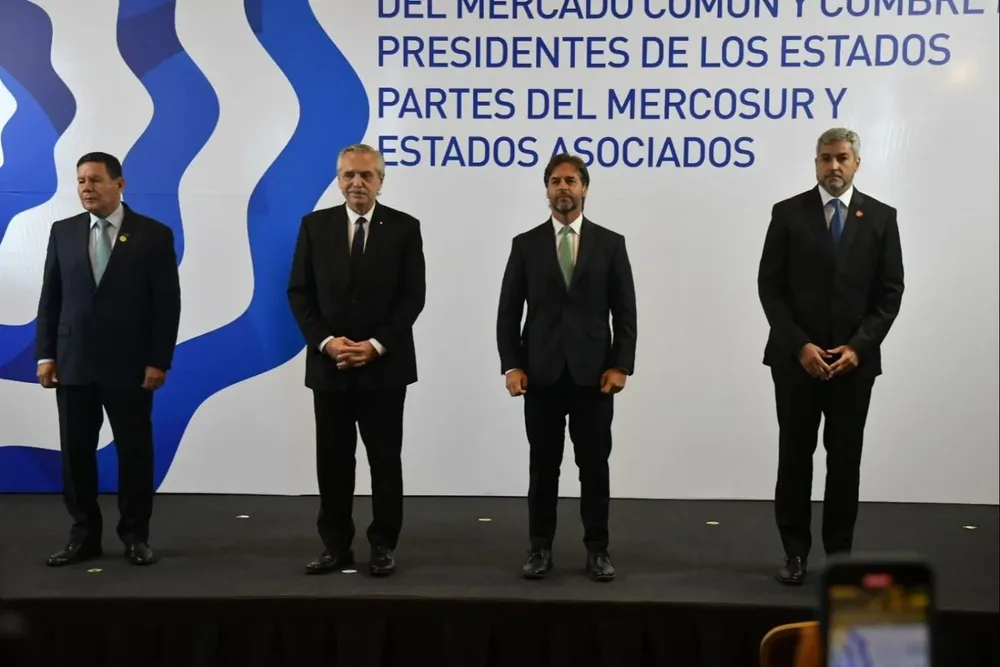 De izquierda a derecha: Hamilton Mourao, Alberto Fernández, Luis Lacalle Pou y Mario Abdo Benítez