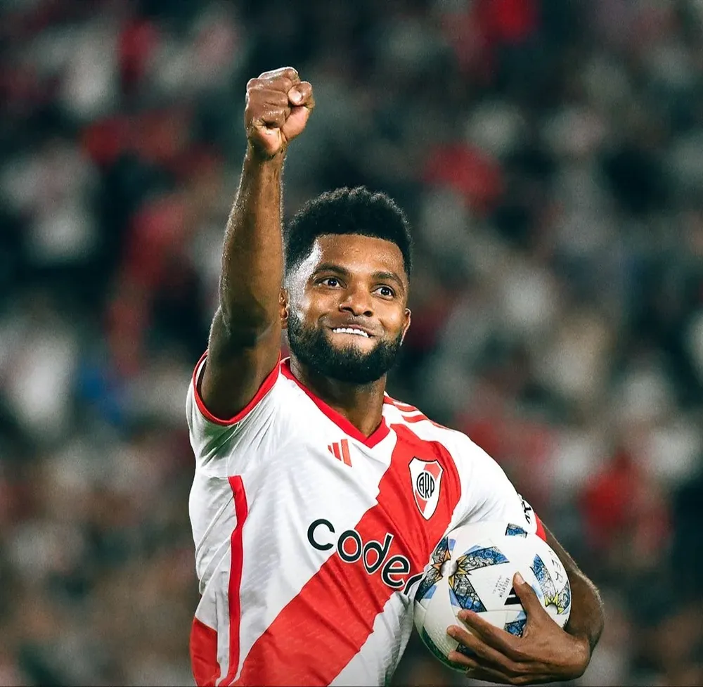 Miguel Borja autor de dos goles de River esta noche festeja durante el partido ante Rosario Central