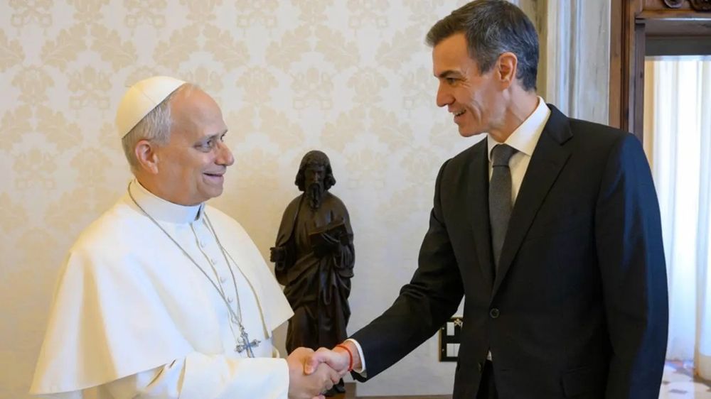 El Papa León XIV y Pedro Sánchez.