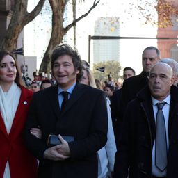 La vicepresidenta Victoria Villarruel y el presidente Javier Milei llegando al Tedeum por el Aniversario 208° de la declaración de Independencia Argentina en la Catedral Metropolitana de Buenos Aires.