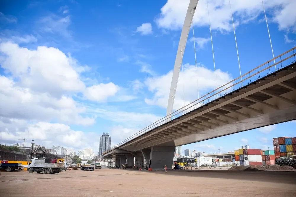 El puente tiene casi 2 km de largo en la rambla Sudamérica.