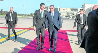 El presidente del Gobierno, Pedro Sánchez, conversa con el jefe del Ejecutivo de Marruecos, Aziz Ajanuch, en el aeropuerto de Rabat