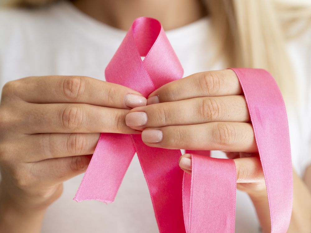 persona-de-primer-plano-sosteniendo-cinta-de-conciencia