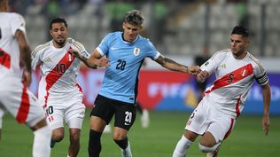 Sergio Peña de Perú ante Maximiliano Araújo de Uruguay