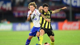 Eric Remedi lucha con Luciano Boggio en la final de la Supercopa Uruguaya
