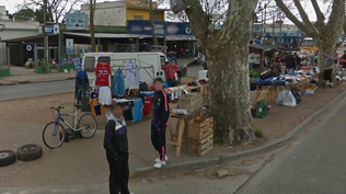 Tres delincuentes encañonaron al encargado de un local de cobranzas y le robaron una mochila con $ 500.000