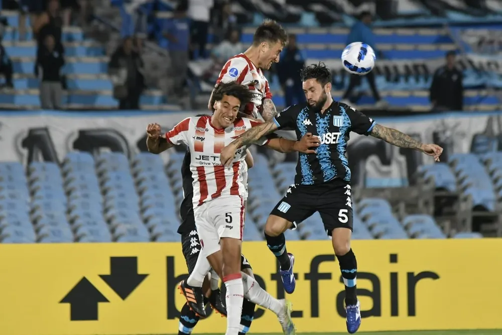 Pelota dividida con Galetto, Aja y Mena