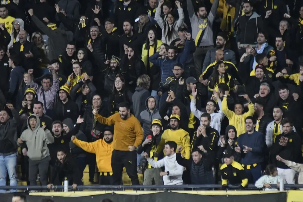 Hinchas de Peñarol en el CDS