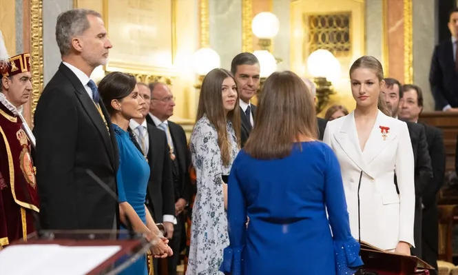 La princesa Leonor (1d) durante el acto de jura de la Constitución ante las Cortes Generales.