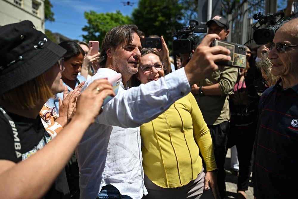Luis Lacalle Pou sacándose selfies el pasado 27 de octubre.&nbsp;