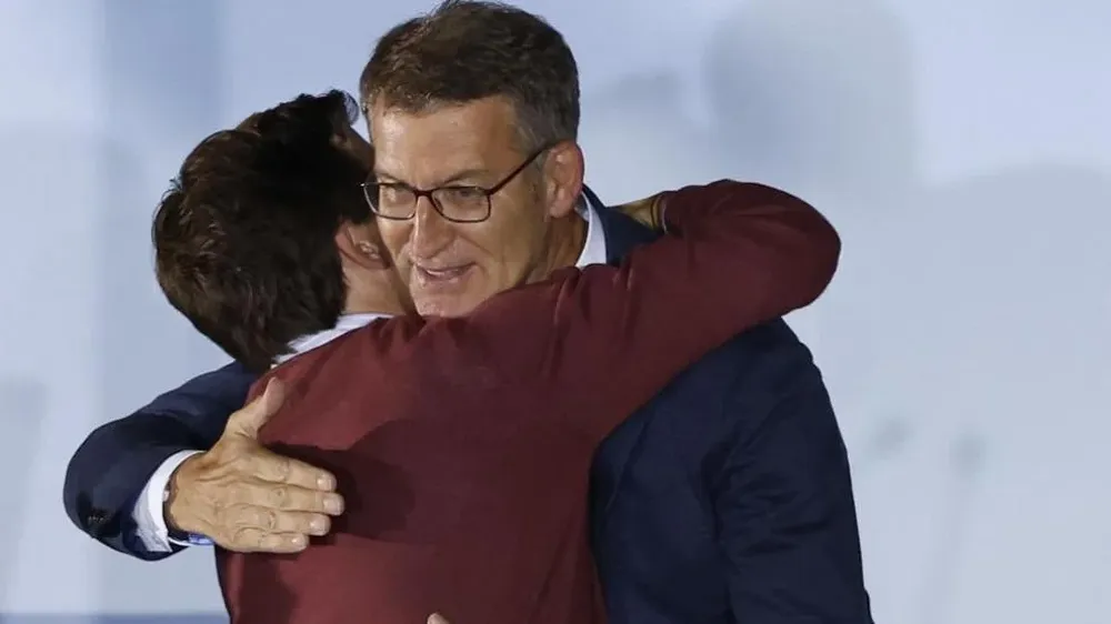 Albeto Núñez Feijóo y Jos é Luis Martínez Almeida celebran la victoria popular en Madrid.