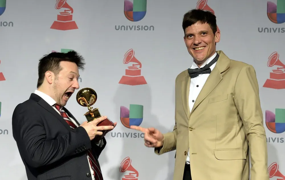 Adrián Sosa y Juan Campodónico, batería y guitarra de Bajofondo, recibieron los dos Grammy Latino