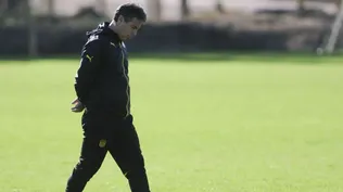 Bengoechea camina pensativo en una de las canchas de Los Aromos