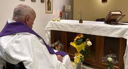 El Papa Francisco fotografiado en la capilla del hospital Gemelli de Roma