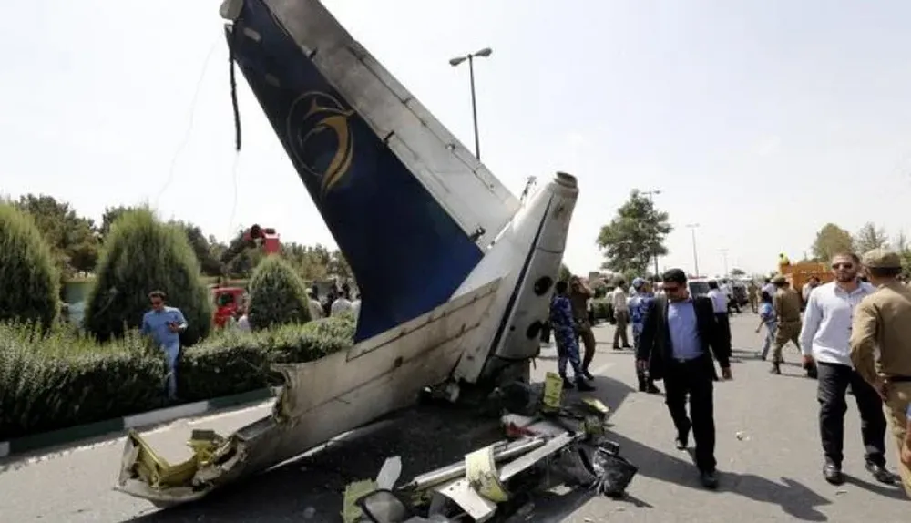 Cola del avión caído en Teherán
