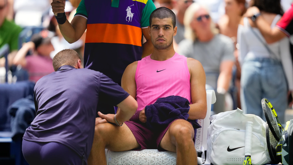 Carlos Alcaraz, atendido por el fisioterapeuta en el US Open.