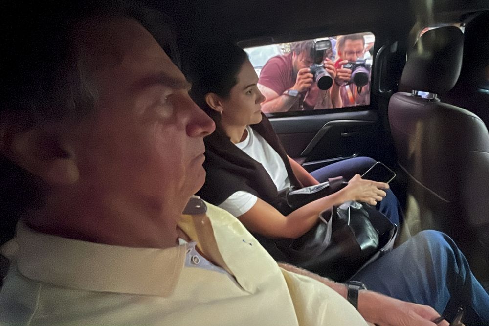 Jair Bolsonaro acompañado de su esposa Michele sale de hospital en Brasilia