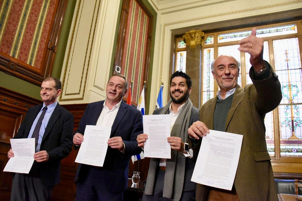 Firma de documento en contra el plebiscito de seguridad social