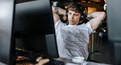 Existen pequeños dispositivos que se insertan en la computadora y simulan que se está trabajando (imagen ilustrativa).