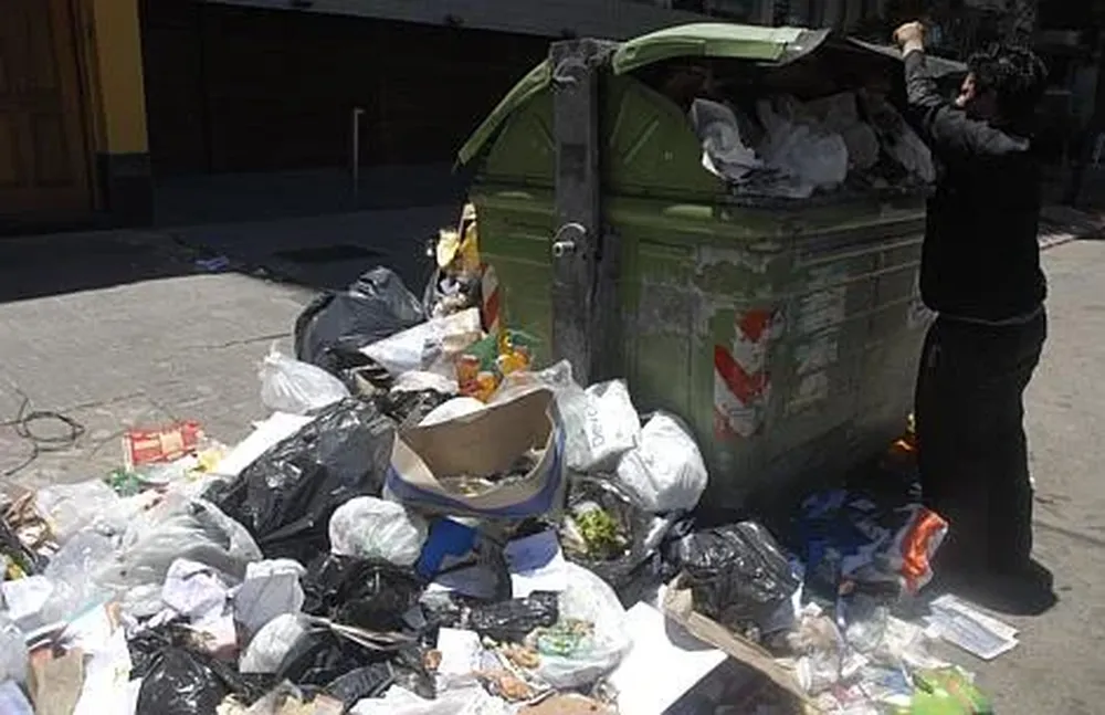 Los contenedores están repletos de basura
