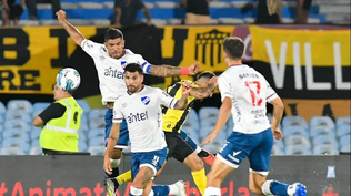 Diego Polenta y Gabriel Báez de Nacional ante Peñarol