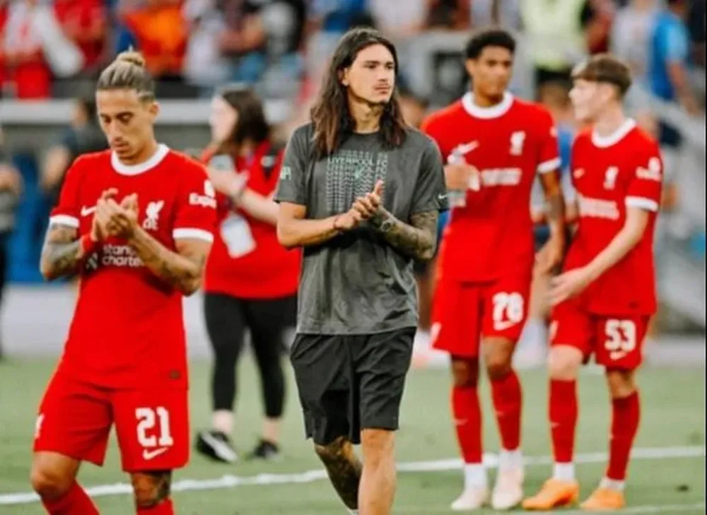 Darwin Núñez con el pelo suelto