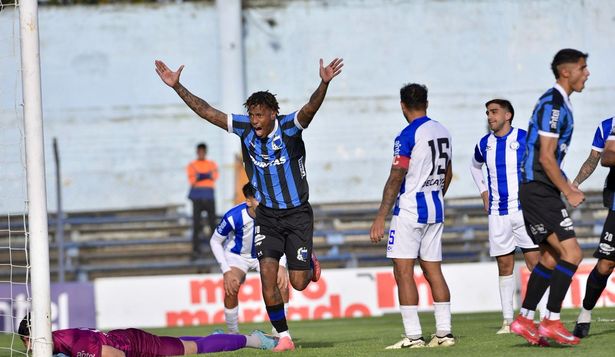Abel Hernández de Liverpool celebra ante Cerro Largo por el Torneo Apertura