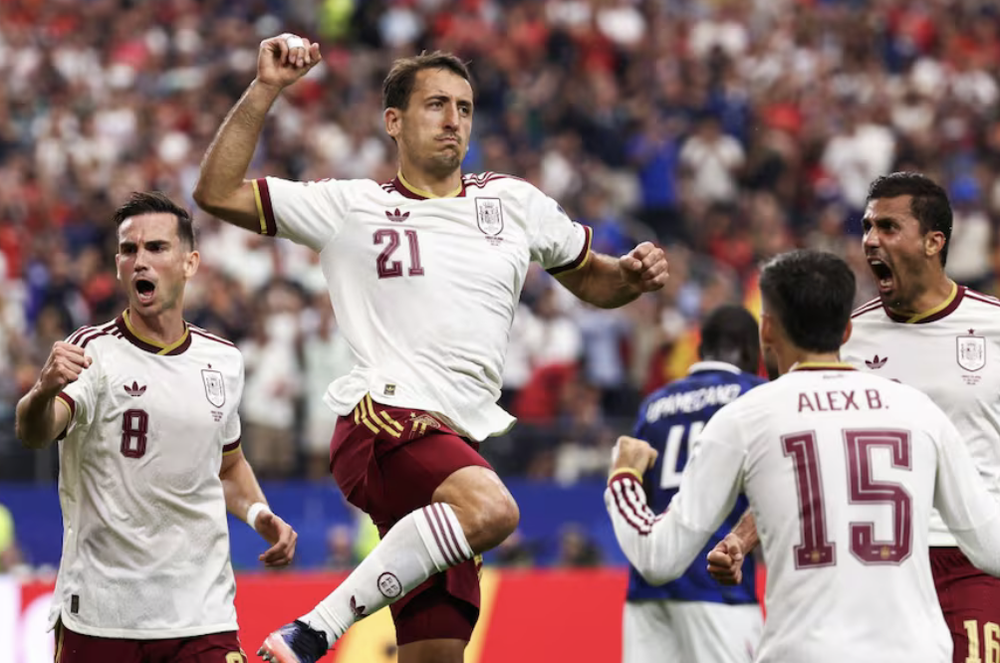 Mikel Oyarzabal celebrando el 1-0 ante Francia en la semifinal.