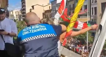 Un policía municipal saca a la edil de Bildu