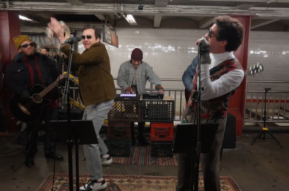 Bad Bunny y Jimmy Fallon en el show sorpresa en el metro de Nueva York
