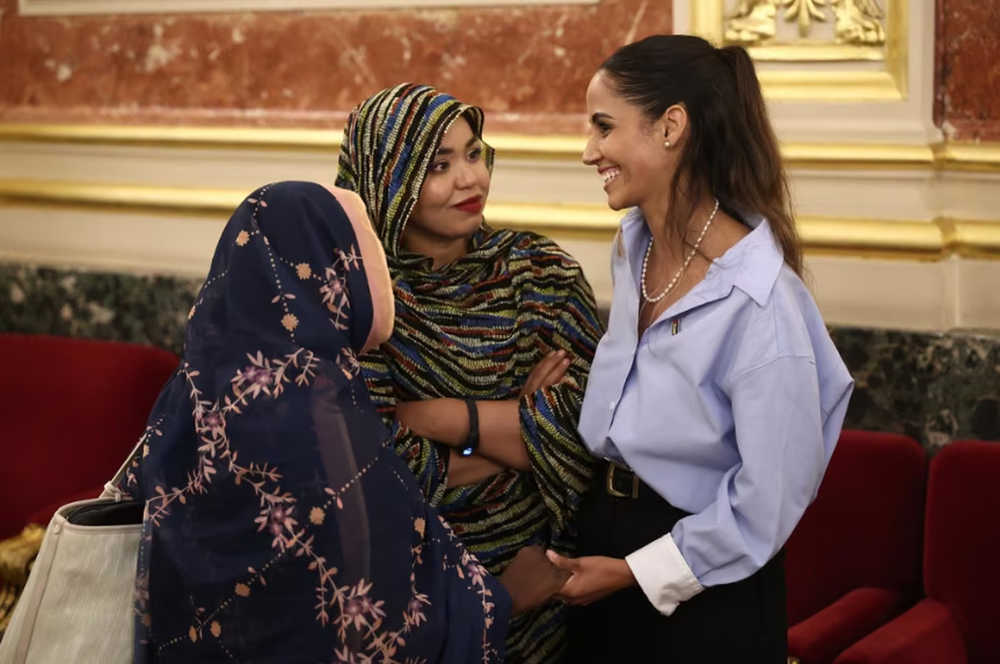 La diputada de Sumar Tesh Sidi durante un encuentro con saharauis en el Congreso