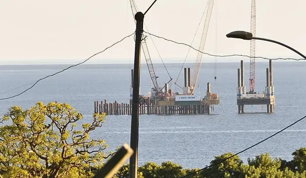 Shell trabaja en más de una alternativa  para reactivación de la regasificadora