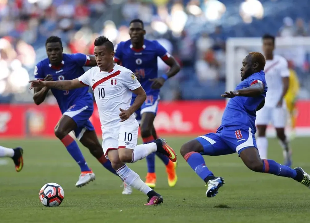 Christian Cueva maniobra ante los jugadores de Haití, Perú triunfó 1-0 en el debut de la Copa América Centenario
