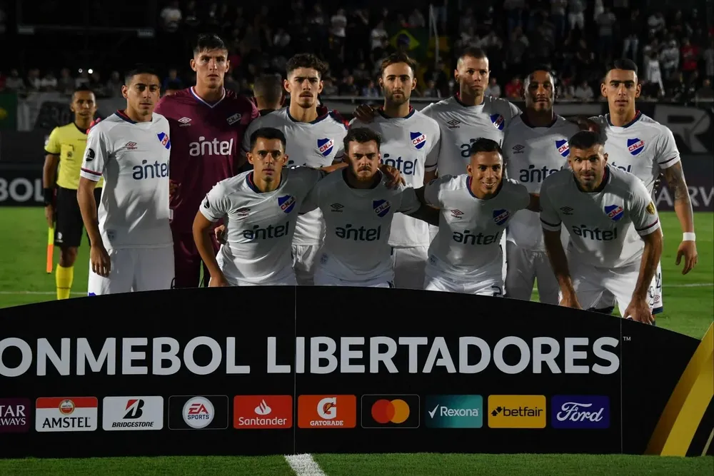 Equipo de Nacional en la Copa Libertadores en su debut ante Bragantino