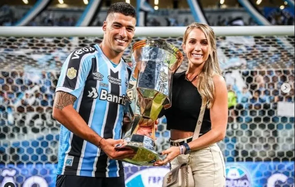 Luis Suárez, Sofía Balbi y el trofeo del Gauchao