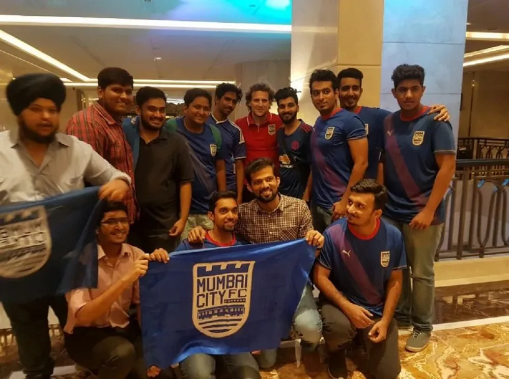 Forlán con hinchas de Mumbai city