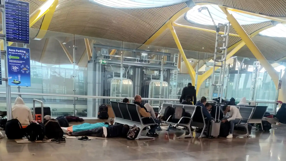 Inmigrantes hacinados en la T4 del Aeropuerto de Adolfo Suárez-Madrid Barajas