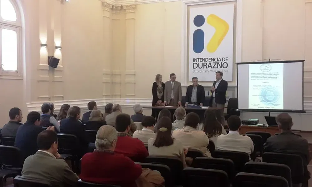 El rematador y titular de la Anrtci, Mario Stefanoli, junto al intendente de Durazno, Carmelo Vidalin