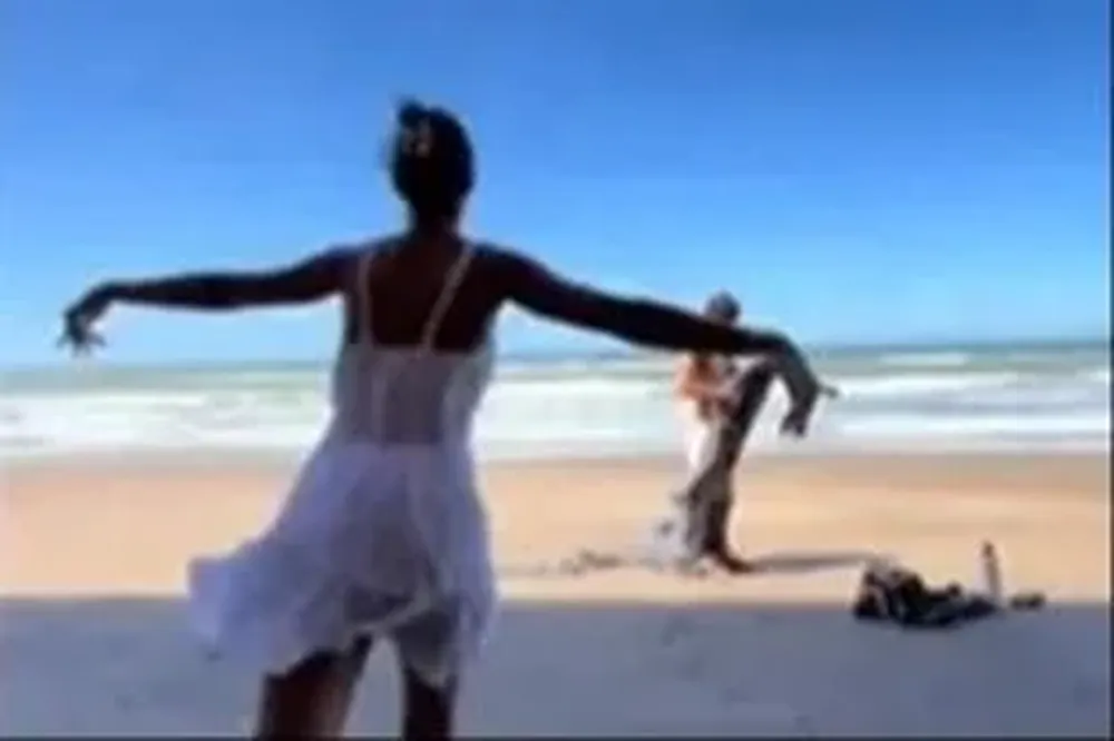 Mar del Plata: grababa un video de Tiktok en la playa, le robaron el teléfono y quedó todo grabado