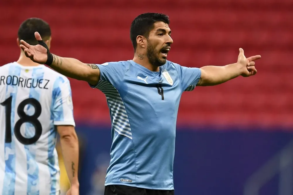 Luis Suárez tuvo pocas chances ante Argentina