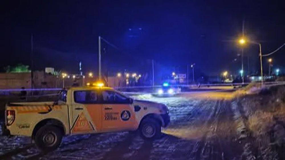 La policía acordonó la escena del crimen en la localidad de Catriel.