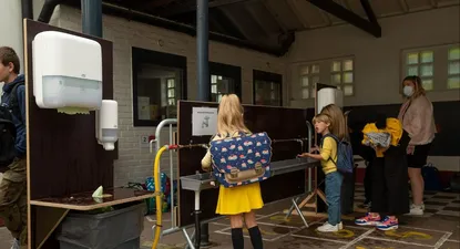 millones de alumnos regresan a clases en europa: asi son las nuevas escuelas