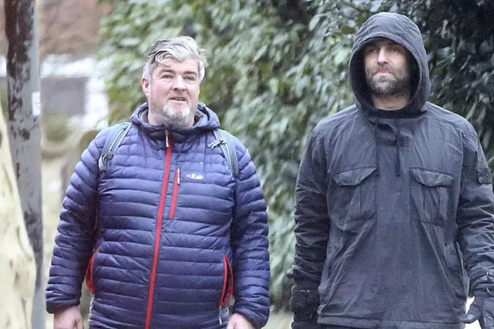 Liam Gallagher (derecha) y su hermano Paul