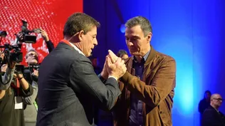 El presidente del Gobierno, Pedro Sánchez (d), y el candidato del PSdeG a presidir la Xunta de Galicia, José Ramón Gómez Besteiro (i) se dan la mano a su llegada a la clausura de la convención política del PSOE.