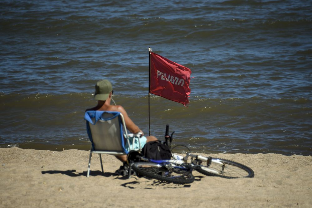 20250131 Playa, calor, verano, bandera de Peligro, estado del tiempo.