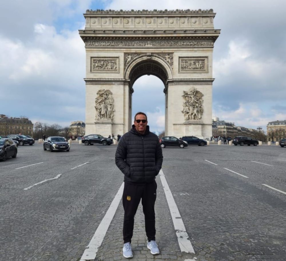 Ignacio Ruglio, presidente de Peñarol, y el Arco del Triunfo en París